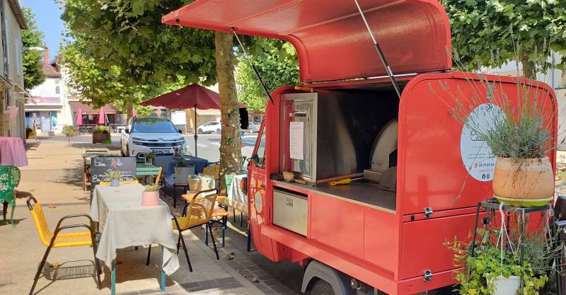 Commander une pizza romaine cuite au feu de bois dite pinsa avec des produits frais de saison à emporter à Prayssac